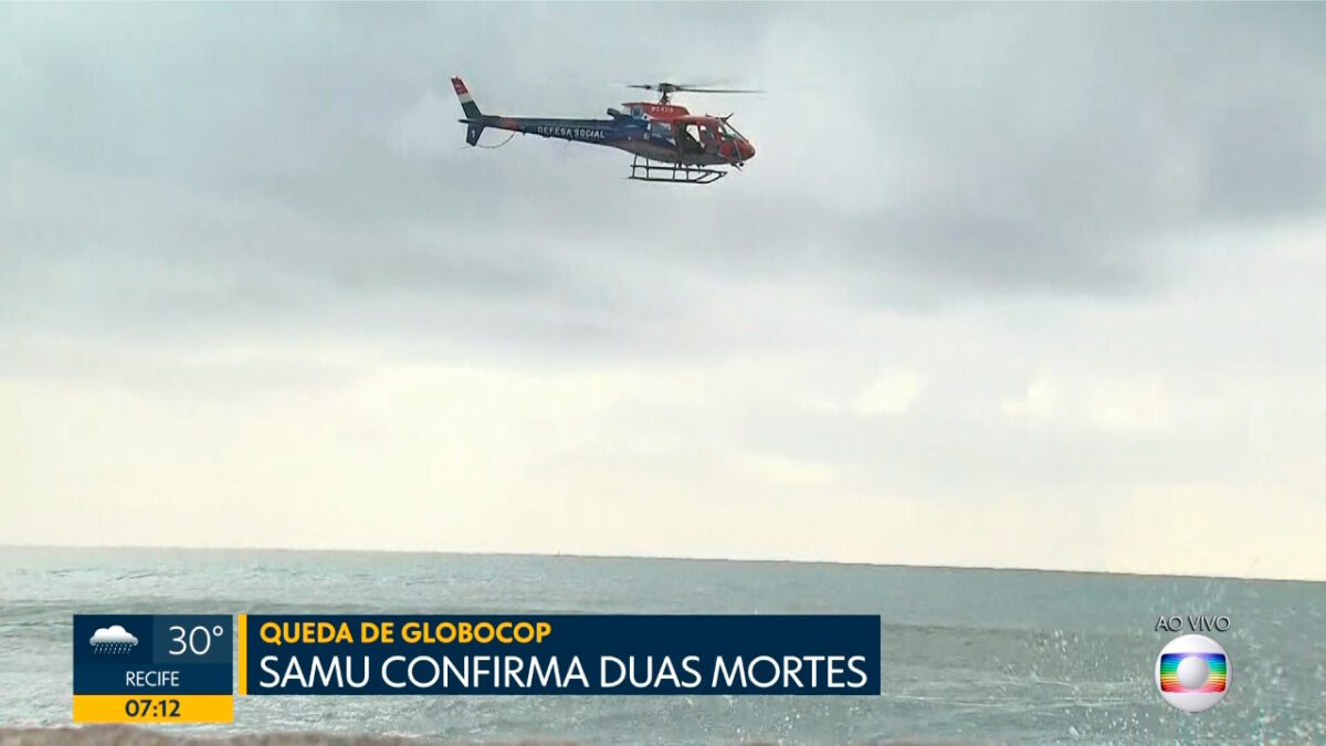 Helicóptero da Globo cai próximo a praia no Recife