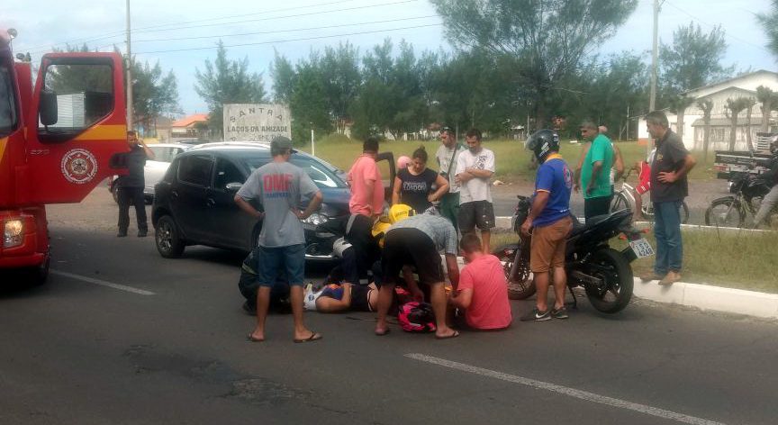 Acidente entre moto e carro deixa dois feridos em Nova Tramandaí