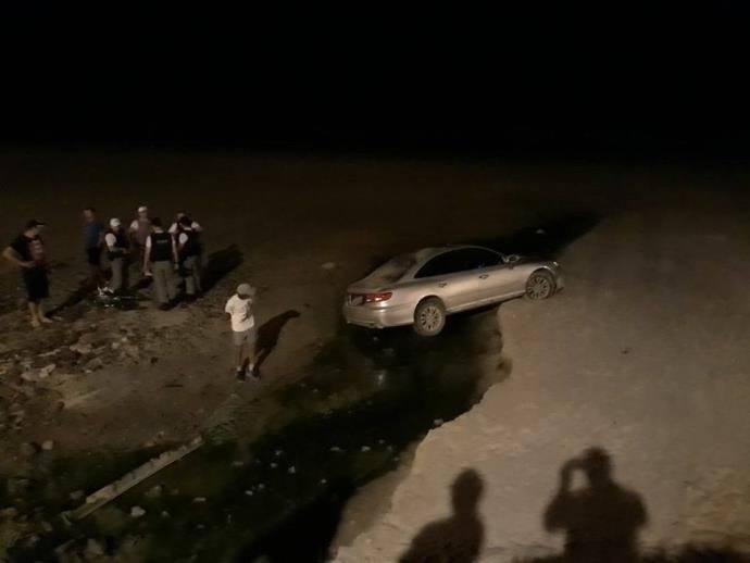 Assaltantes em fuga atolam veículo na areia da praia durante perseguição em Capão da Canoa