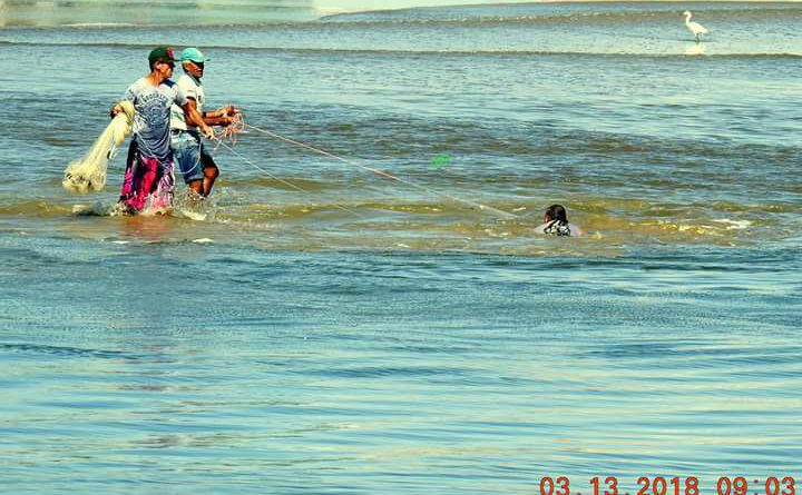 Homem que se afogava é salvo por pescadores na Barra