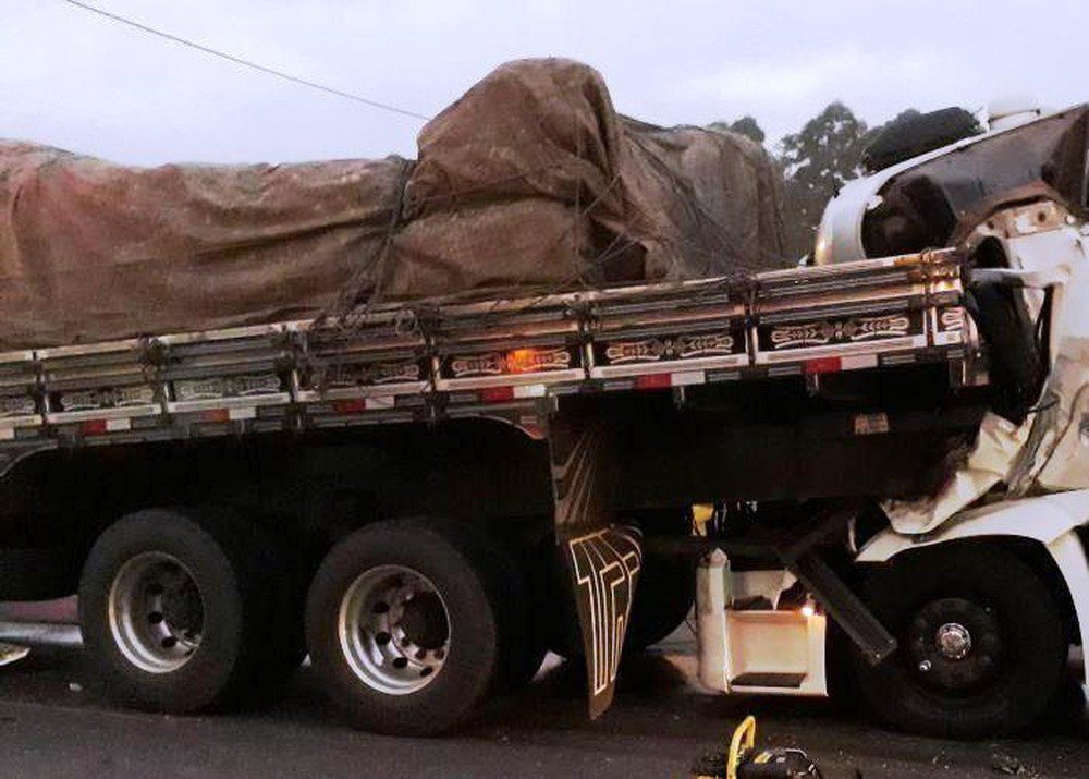 Caminhão com placas de Torres se envolve em grave acidente na BR-101