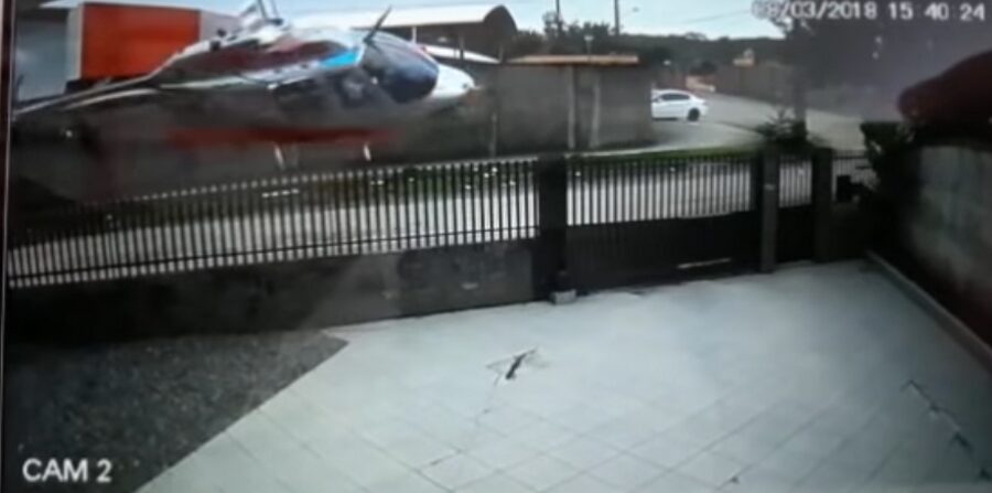 Vídeo: imagens mostram momento da queda de helicóptero sequestrado em Santa Catarina