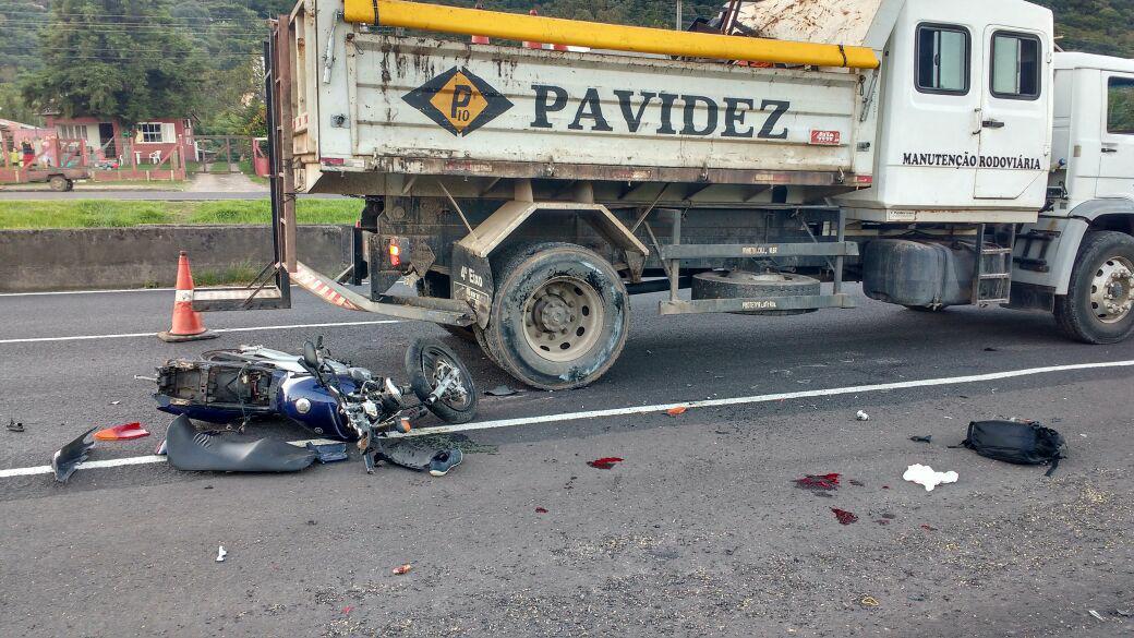 Motociclista fica gravemente ferido em acidente envolvendo caminhão em Osório