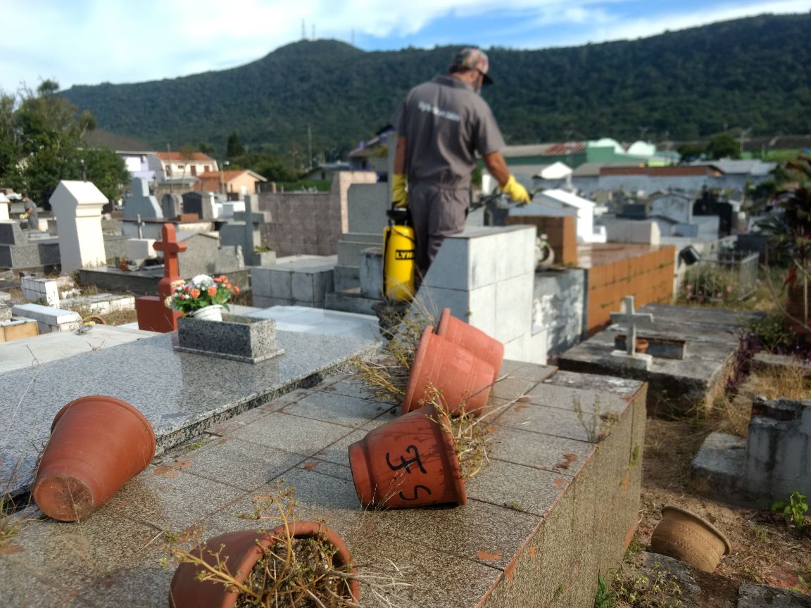 Vigilância Ambiental realiza ações no Cemitério Central em Osório