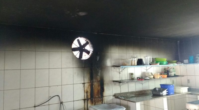 Fogo atinge restaurante em Tramandaí