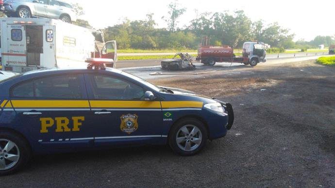 Motorista morre após carro pegar fogo em colisão com caminhão na freeway