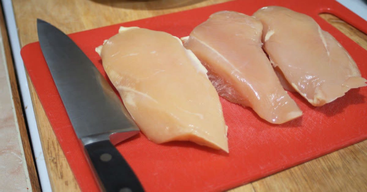 Anvisa proíbe lote de peito de frango por risco de meningite