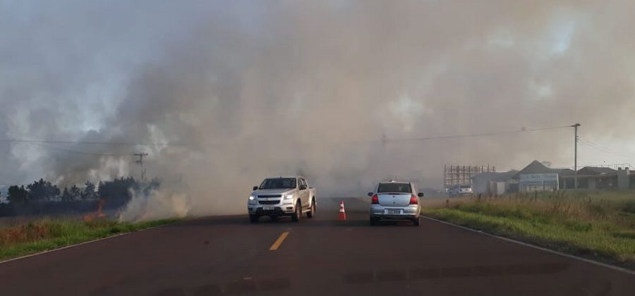 Incêndio em vegetação bloqueia a Estrada do Mar em Xangri-Lá
