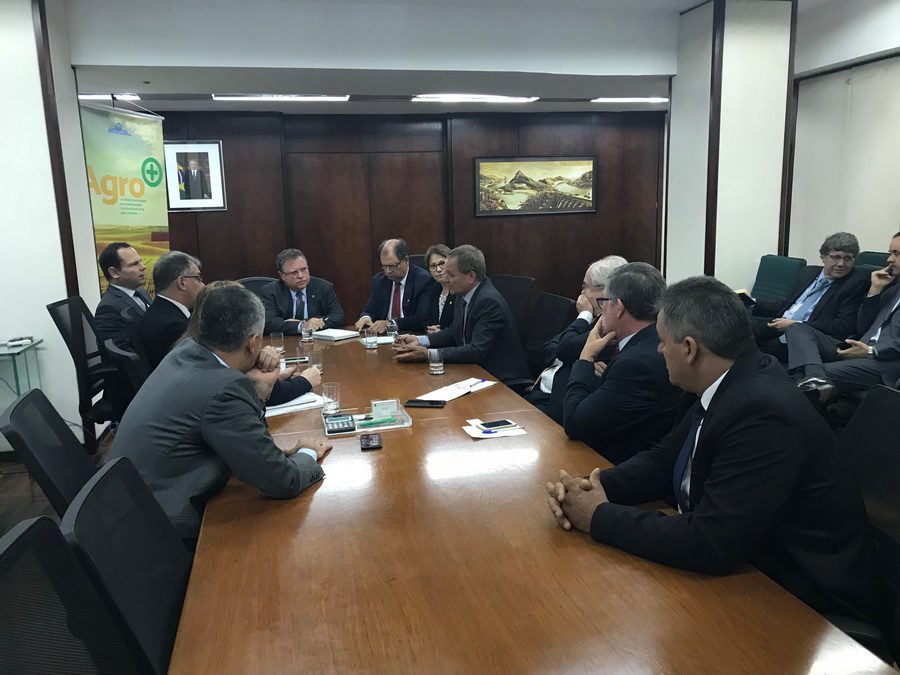 Alceu Moreira pede apoio de ministro para projeto do porte de armas para agricultores