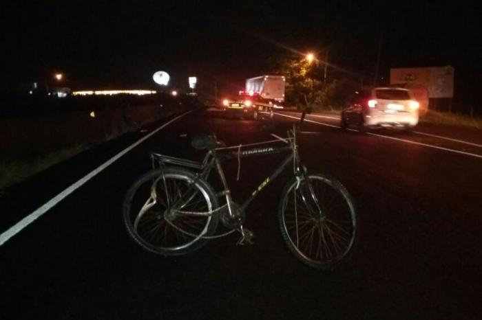 Veículo atinge bicicleta e mata ciclista em Osório