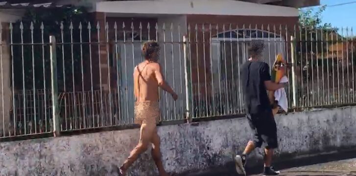Homem é flagrado correndo pelado pelas ruas de Osório
