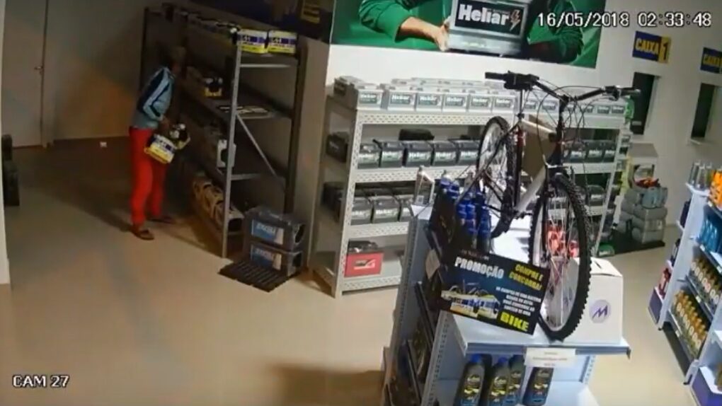 Câmeras flagram arrombamento de loja no centro de Tramandaí (vídeo)