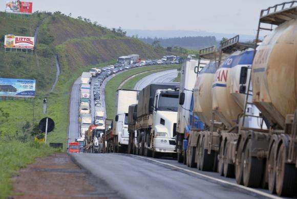 Caminhoneiros protestam no Litoral contra aumento no preço do diesel