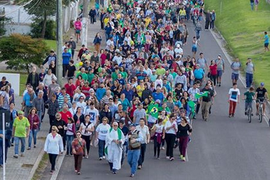 Centenas de pessoas realizam caminhada em apoio aos caminhoneiros em Osório