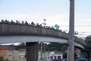 Centenas de pessoas realizam caminhada em apoio aos caminhoneiros em Osório