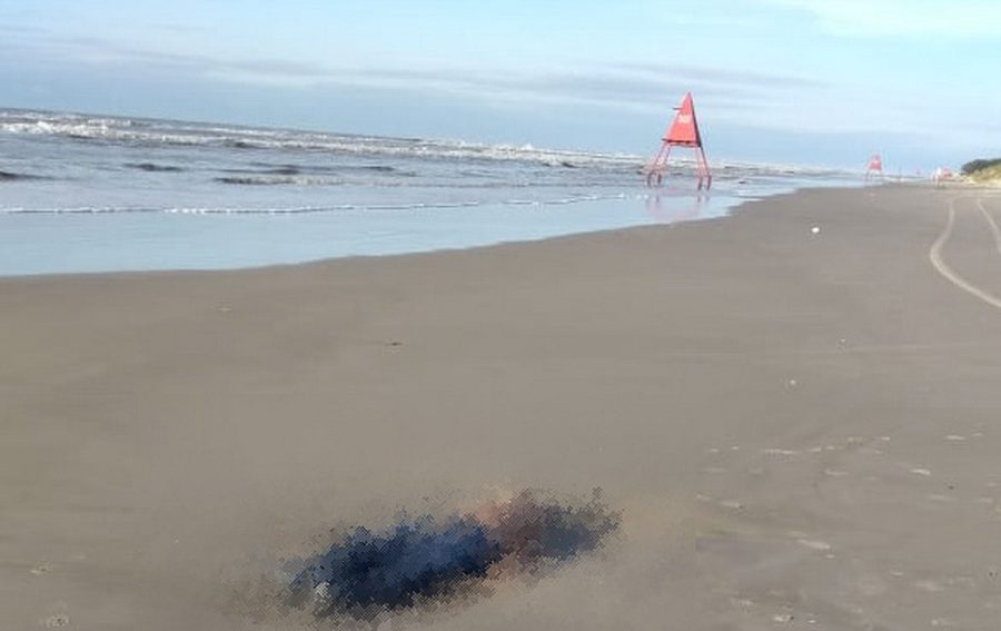 Corpos de homens são encontrados na beira mar