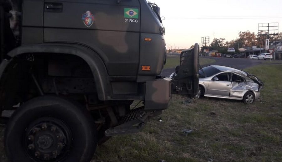 Colisão envolvendo caminhão do exército deixa três feridos em Osório