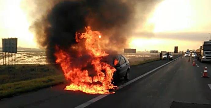 Carro pega fogo na freeway