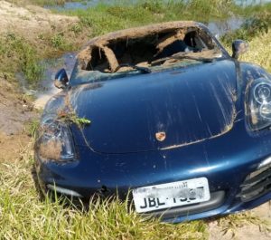Porsche avaliado em quase R$ 300 mil capota em Osório