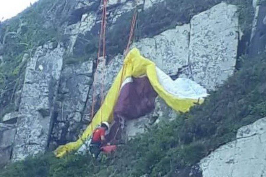 Bombeiros resgatam homem após acidente de paraglider em Torres