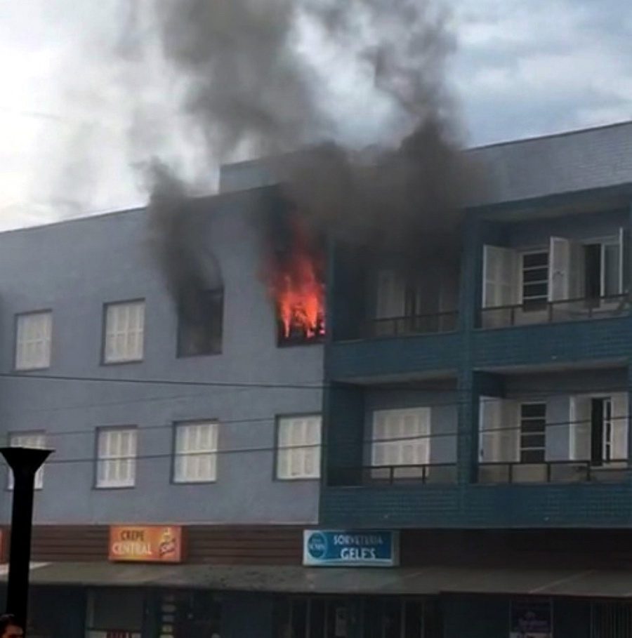 Incêndio atinge prédio no centro de Xangri-Lá