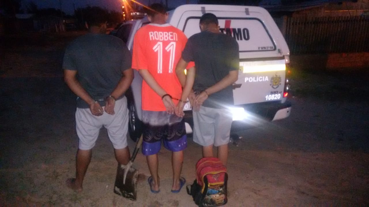 Trio é preso tentando enterrar mochila com drogas na beira mar