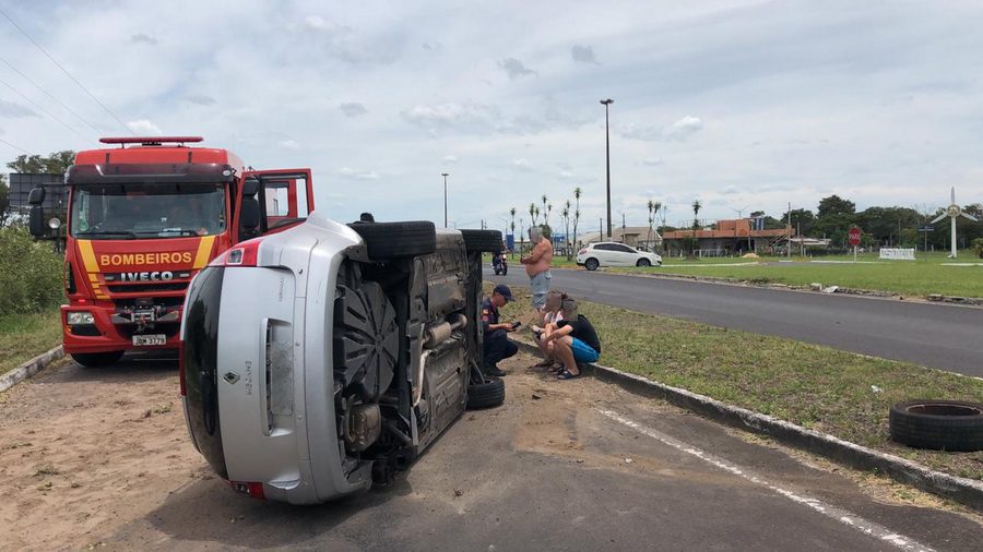 Veículo capota após colisão na Estrada do Mar em Osório