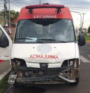 Colisão envolve ambulância do SAMU em Tramandaí