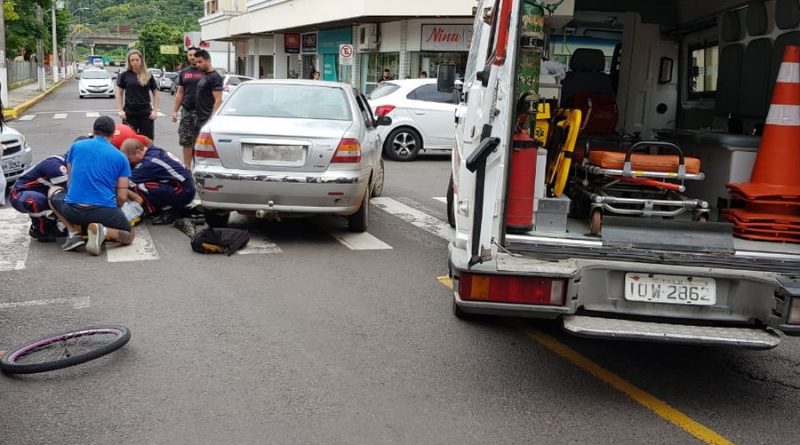 Ciclista fica ferido após colisão com veículo no centro de Osório