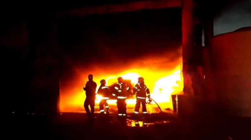 Bombeiros controlam incêndio em fábrica em Santo Antônio da Patrulha