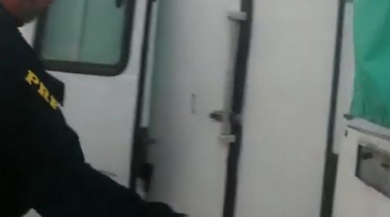 Ambulância transformada em frigorífico para transporte de peixe é flagrada na BR 101 (vídeo)