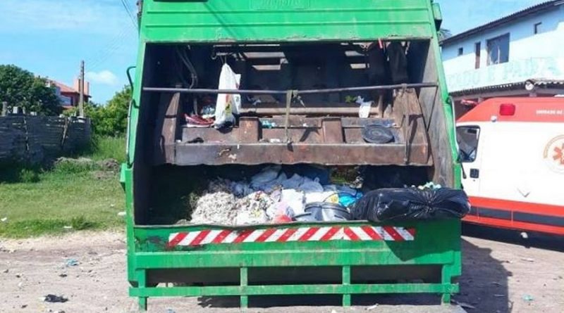 Explosão em caminhão de lixo deixa garis feridos em Imbé