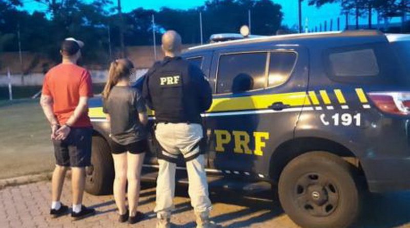Pai em busca do filho "desaparecido" aciona polícia e provoca prisão de casal na Freeway