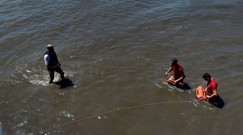 Bombeiros resgatam homem que caiu de Jet-Ski no Rio Tramandaí