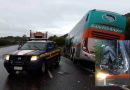 Ônibus com 40 passageiros colide na traseira de caminhão na BR-101 em Osório