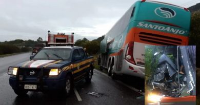 Ônibus com 40 passageiros colide na traseira de caminhão na BR-101 em Osório