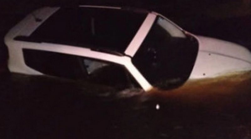Veículo fica parcialmente submerso nas águas da Lagoa dos Barros após GPS indicar caminho