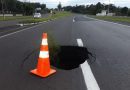 Buraco no asfalto bloqueia trecho da BR-101 em Osório