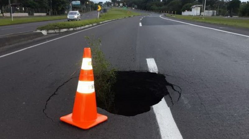 Buraco no asfalto bloqueia trecho da BR-101 em Osório
