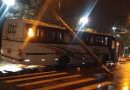 Ônibus invade ciclovia e colide em poste em Osório