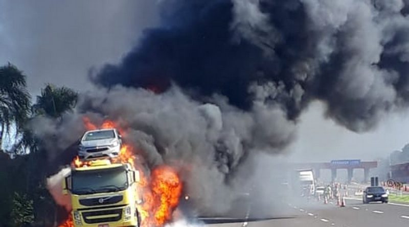 Caminhão cegonha carregado de automóveis pega fogo na freeway