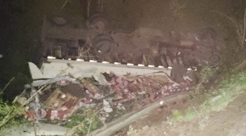 Caminhão tomba deixando casal e criança feridas em acidente em Osório