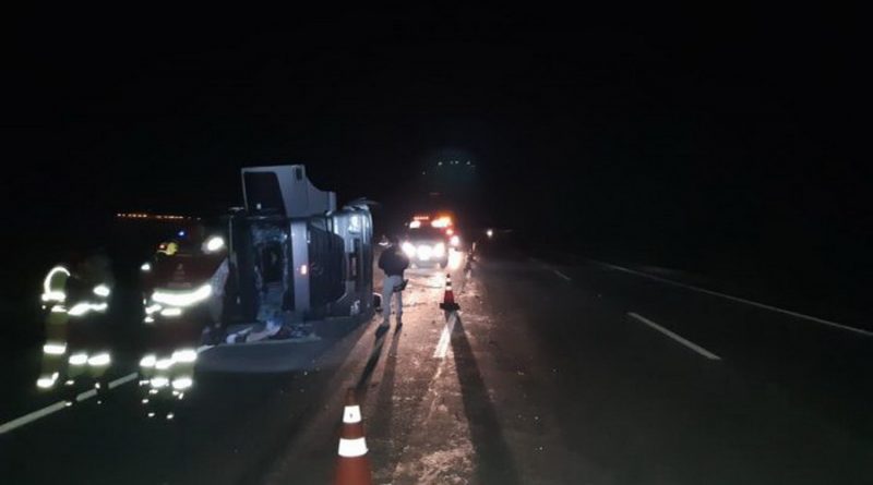 Caminhão cegonha carregado com 11 veículos tomba na freeway, em Santo Antônio da Patrulha
