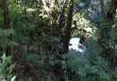 Motorista perde controle do carro e cai em barranco no Morro da Borússia