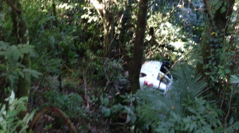 Motorista perde controle do carro e cai em barranco no Morro da Borússia