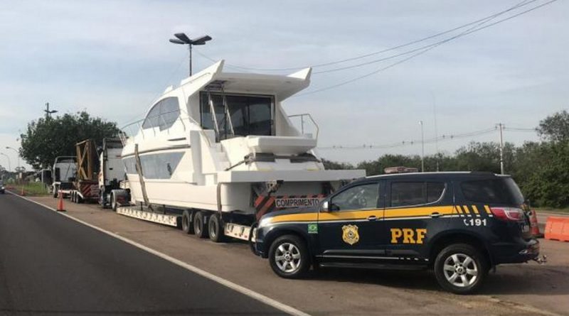 PRF flagra outro barco de luxo sendo transportado de forma irregular