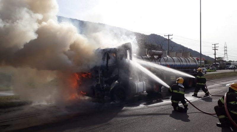 Bombeiros controlam incêndio em caminhão tanque em Osório