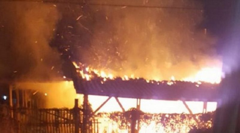 Casa é destruída pelo fogo em Tramandaí