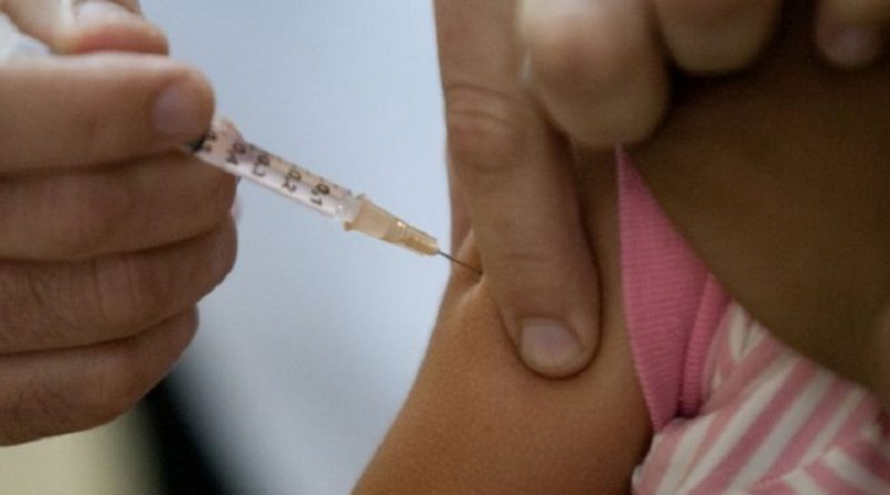 Crianças de 6 a 11 meses de idade devem ser vacinadas contra o sarampo