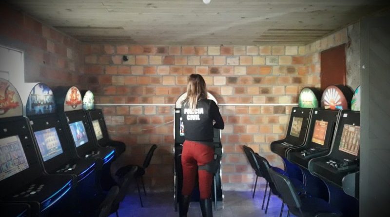 Polícia Civil descobre local de jogos de azar e apreende máquinas caça-níquel em Osório